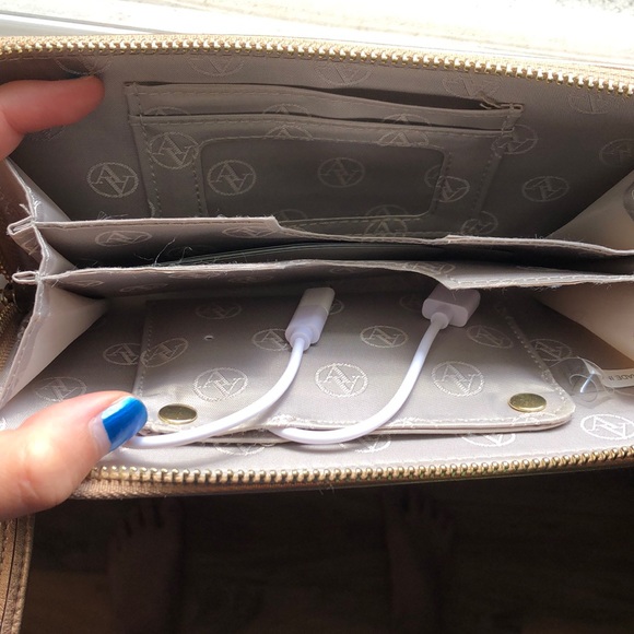 Rose gold wallet with charger - Picture 2 of 3